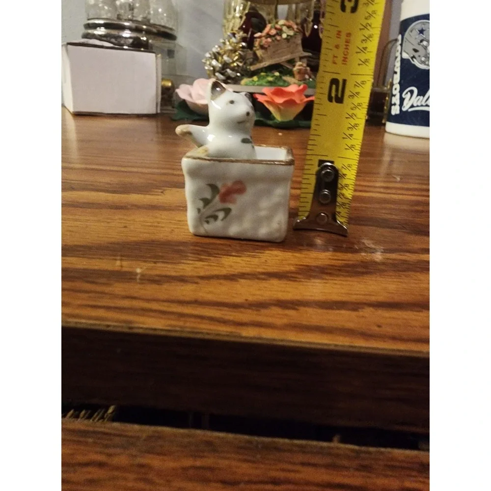 Vintage Porcelain‎ Miniature Handcrafted Kitten Cat In Floral Basket Trinket